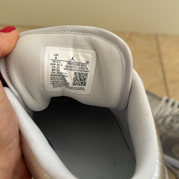 Air Jordan 1 Metallic Silver sneakers - Picture 9 of 11